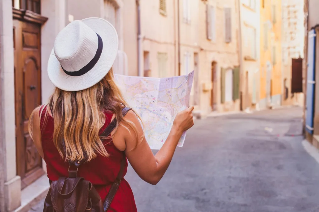 Viaggiatrice consulta una mappa durante un’esperienza