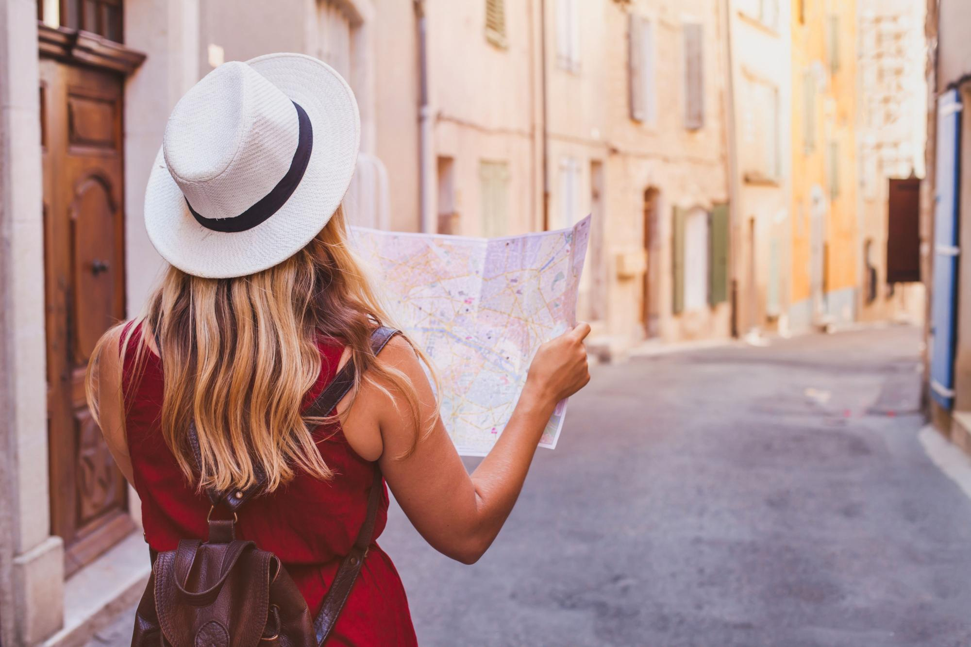 Viaggiatrice consulta una mappa durante un’esperienza