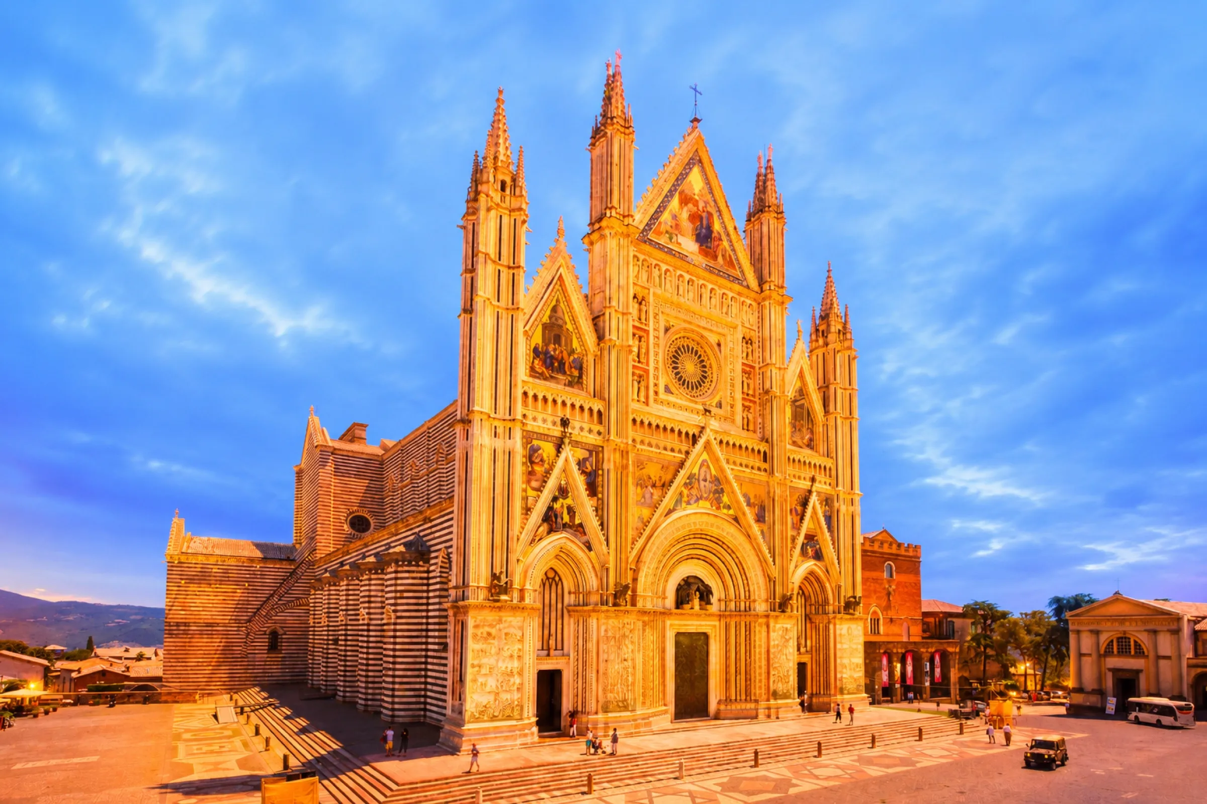 Duomo di Orvieto illuminato al tramonto